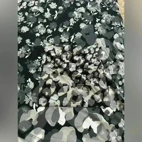 LOGO by Lori Goldstein XL Asymmetrical Hem Floral V-Neck Top Black Grey A389745 - Picture 3 of 14